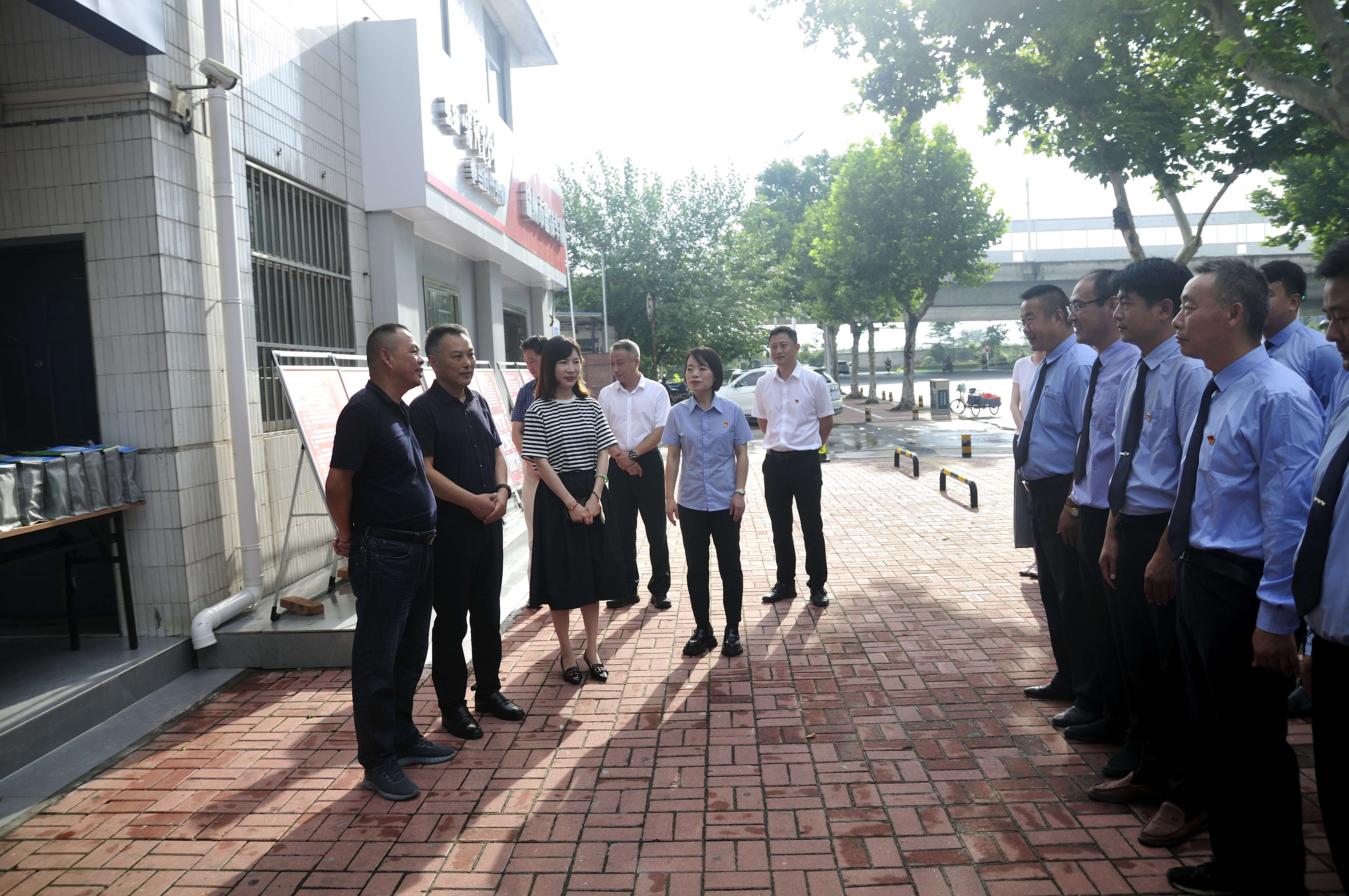 市總工會(huì)開展夏季安康“四送”活動(dòng)慰問出租集團(tuán)雷鋒車隊(duì)