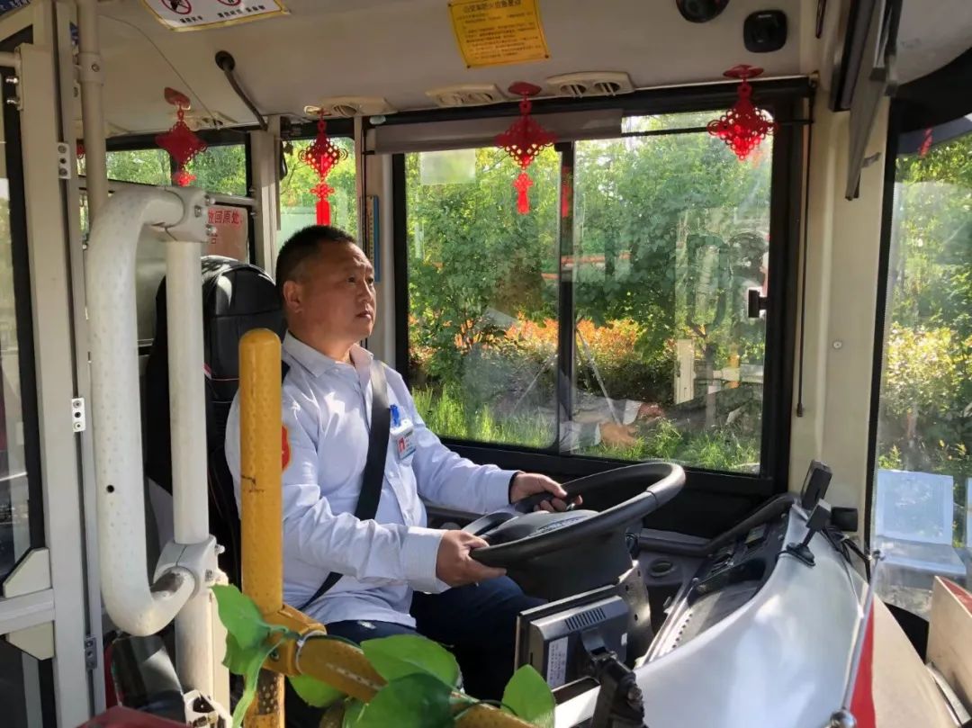 公交集團駕駛員程光躍榮獲徐州市五一勞動(dòng)獎?wù)聵s譽(yù)稱(chēng)號