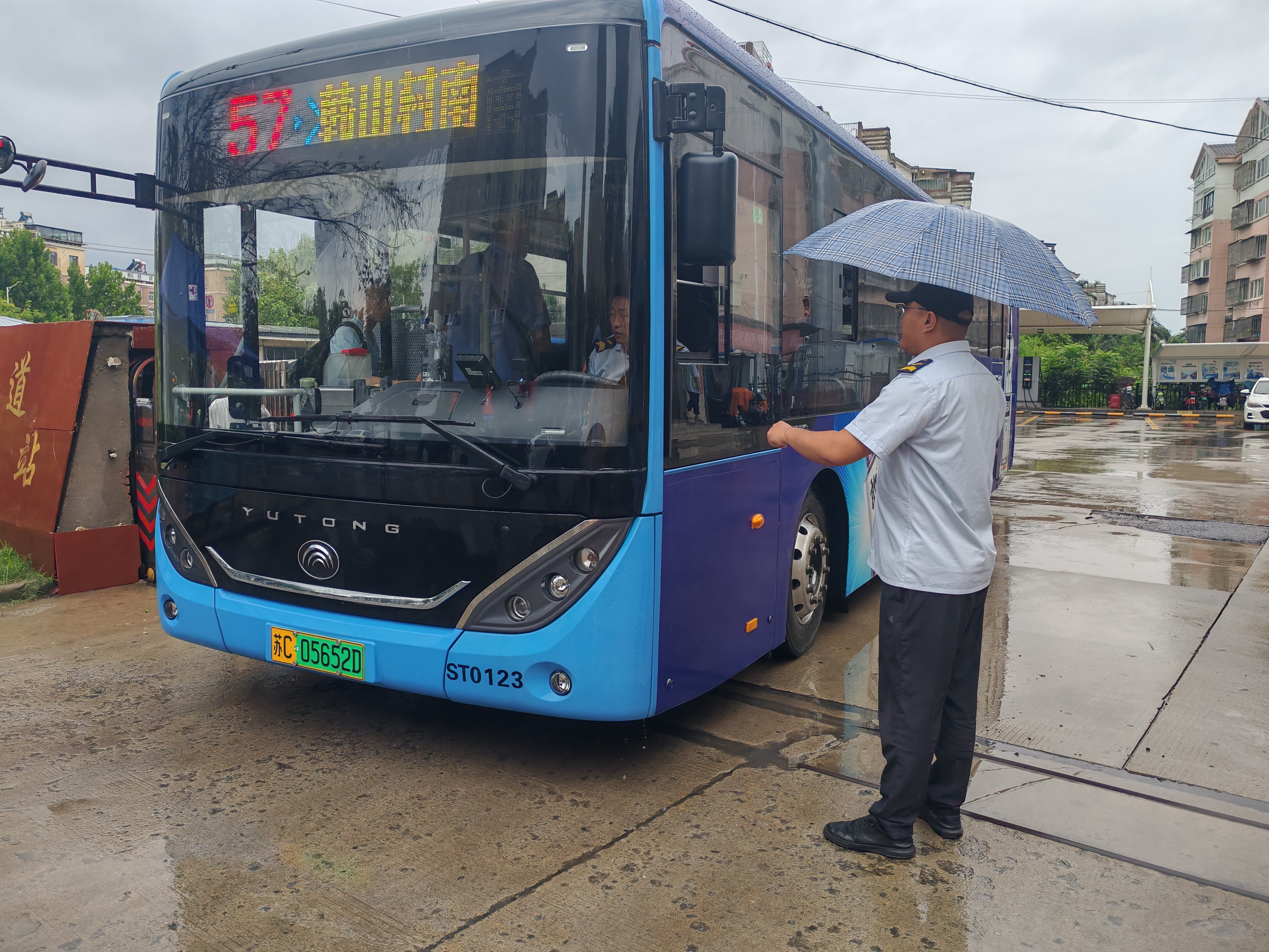 暴雨中，公交人用堅守保障市民出行