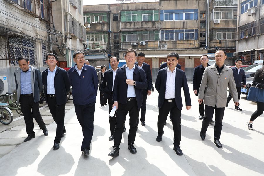 集團董事長賈泉涌陪同副市長高圣華 赴實小西小區(qū)為居民辦實事